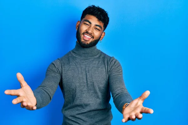 Arabische Man Met Baard Die Een Coltrui Draagt Glimlachend Vrolijk — Stockfoto