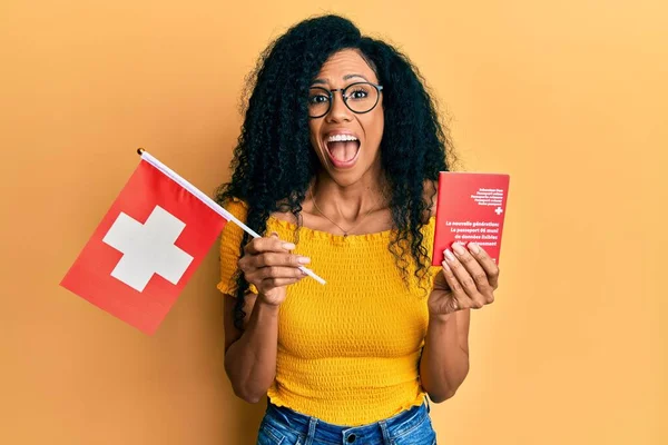 Medelålders Afrikansk Amerikansk Kvinna Håller Schweiziska Flagga Och Pass Firar — Stockfoto