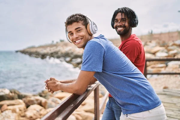 Afrikalı Amerikalı Gülümsüyor Kumsalda Müzik Dinlemekten Mutlu Oluyorlar — Stok fotoğraf