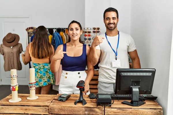 Grupo Jovens Hispânicos Trabalhando Como Gerente Varejo Boutique Apontando Dedo — Fotografia de Stock