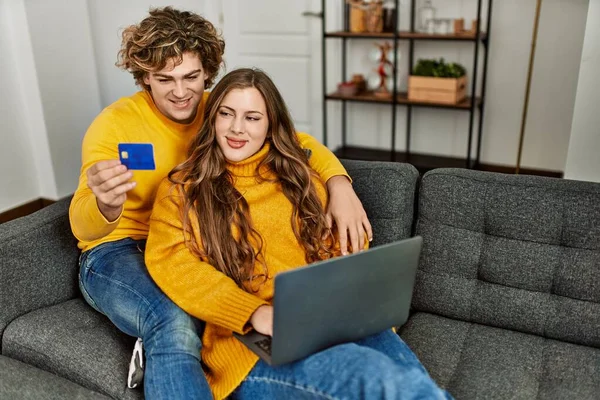 Jong Kaukasisch Paar Met Behulp Van Laptop Credit Card Knuffelen — Stockfoto