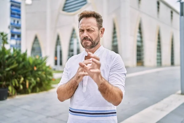 Hombre Mediana Edad Aire Libre Ciudad Expresión Disgustada Disgustado Temeroso —  Fotos de Stock