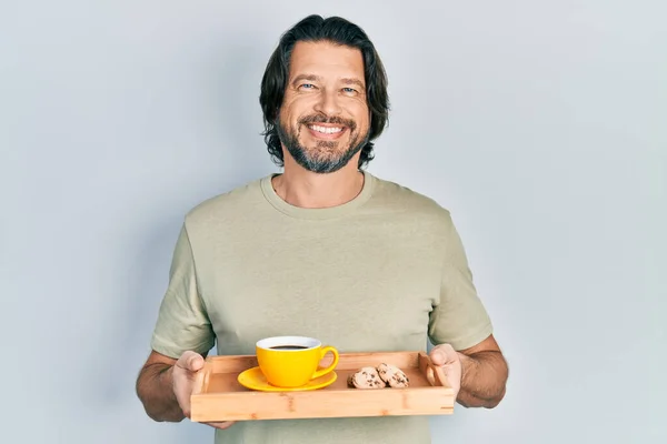 Middelbare Leeftijd Blanke Man Met Ontbijt Lade Met Koekjes Koffie — Stockfoto