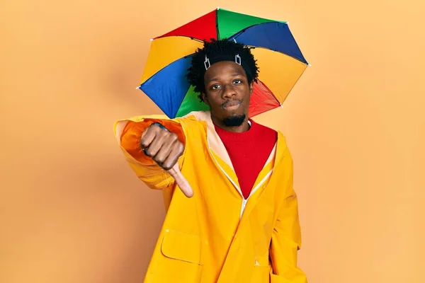 Young African American Man Wearing Yellow Raincoat Looking Unhappy Angry — Fotografia de Stock