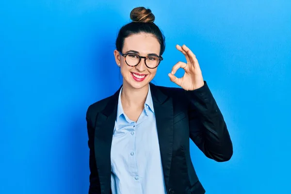 Jong Latijns Amerikaans Meisje Draagt Zakelijke Kleding Een Bril Glimlachend — Stockfoto