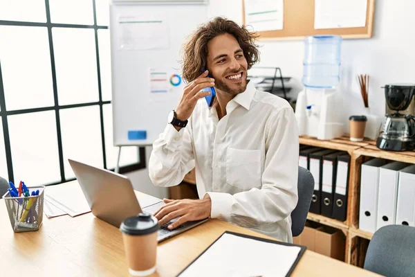 Junger Hispanischer Geschäftsmann Lächelt Fröhlich Büro Auf Dem Smartphone — Stockfoto
