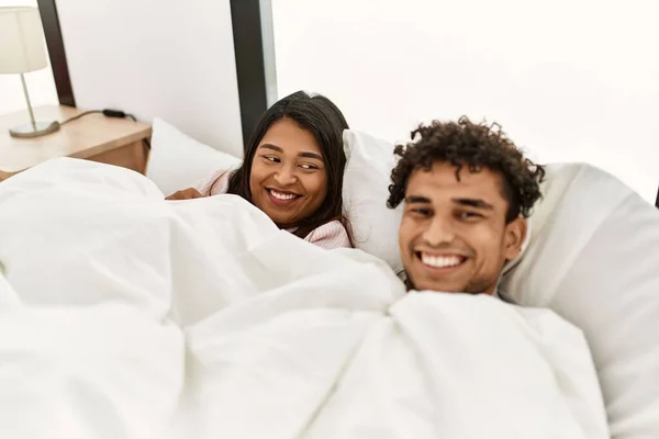 Jong Latijn Paar Bedekking Met Laken Liggend Het Bed Slaapkamer — Stockfoto