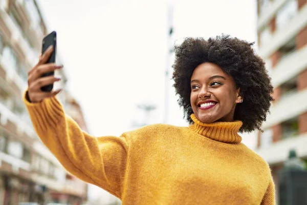 Νεαρή Αφρικάνα Αμερικανίδα Χαμογελάει Χαρούμενη Βγάζοντας Σέλφι Από Smartphone Της — Φωτογραφία Αρχείου