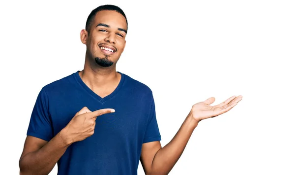 Jonge Afro Amerikaanse Man Draagt Casual Shirt Verbaasd Glimlachend Naar — Stockfoto