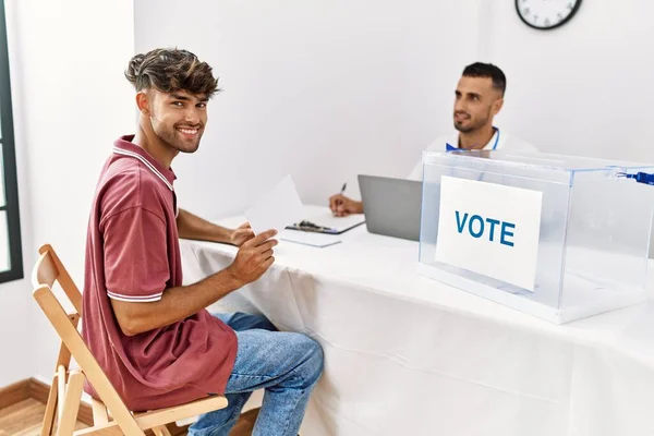 Mladý Hispánský Volič Šťastně Usmívá Hlasuje Volebním Středisku — Stock fotografie