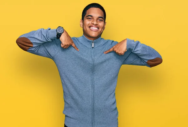 Junger Gutaussehender Hispanischer Mann Lässigem Sweatshirt Sieht Selbstbewusst Aus Mit — Stockfoto