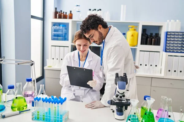 Socios Científicos Hombres Mujeres Que Trabajan Laboratorio — Foto de Stock