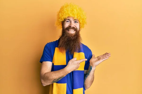 Ruiva Homem Com Barba Longa Futebol Hooligan Jogo Torcida Vestindo — Fotografia de Stock