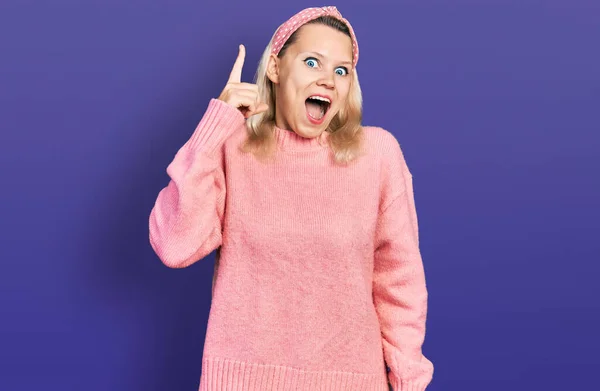 Mujer Joven Caucásica Que Usa Ropa Casual Señalando Con Dedo —  Fotos de Stock