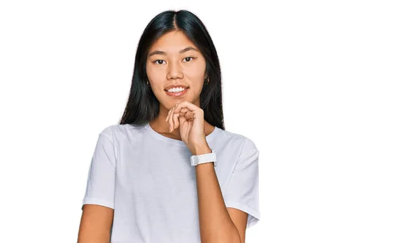 Krásná Mladá Asiatka Neformální Bílé Tričko Vypadá Sebevědomě Kameru Usmívá — Stock fotografie