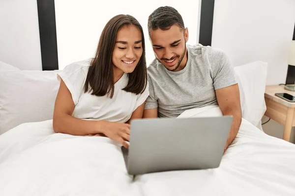 Jovem Casal Latino Sorrindo Feliz Usando Laptop Quarto — Fotografia de Stock