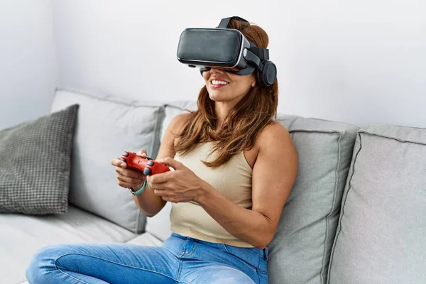 Jovem Mulher Latina Jogando Videogame Usando Óculos Realidade Virtual Joystick — Fotografia de Stock