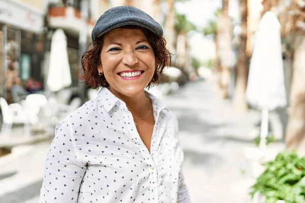Латинська Жінка Середнього Віку Посміхається Щаслива Стоячи Місті — стокове фото