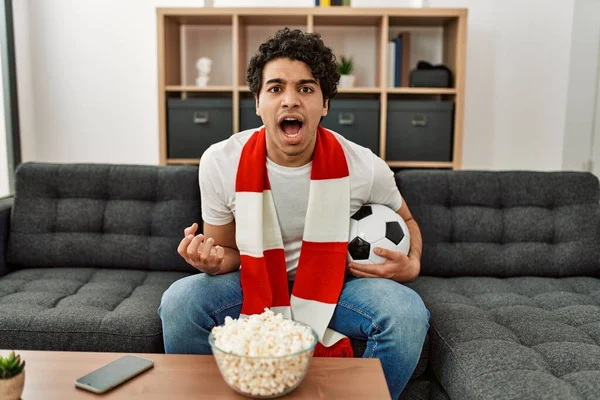 Joven Hombre Hispano Viendo Partido Fútbol Equipo Apoyo Casa — Foto de Stock