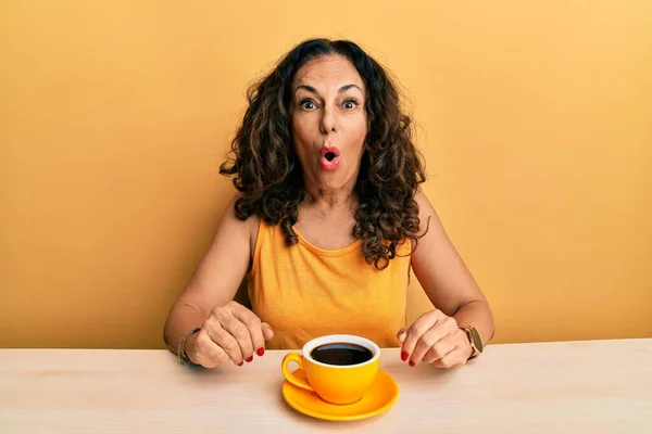 Mulher Meia Idade Bonita Bebendo Uma Xícara Café Assustada Espantada — Fotografia de Stock