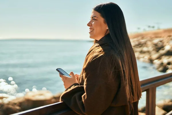 Joven Mujer Hispana Sonriendo Feliz Usando Smartphone Playa — Foto de Stock