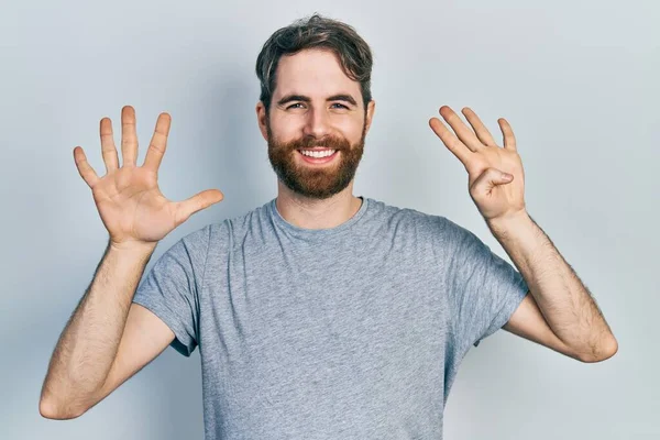 Hombre Caucásico Con Barba Llevando Camiseta Gris Casual Mostrando Apuntando — Foto de Stock