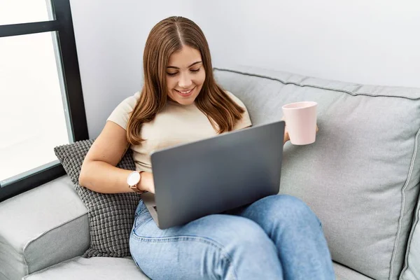Mujer Hispana Joven Usando Laptop Bebiendo Café Casa —  Fotos de Stock