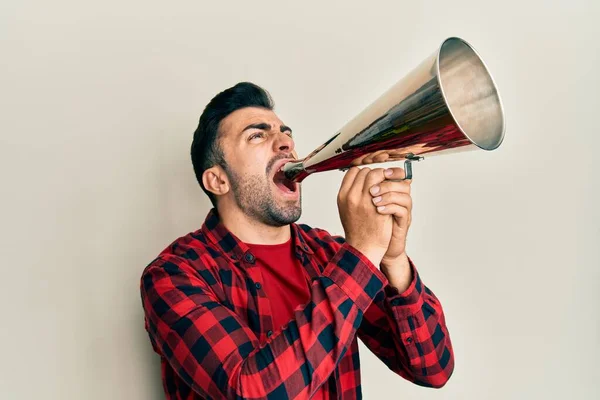 Hombre Hispano Con Barba Gritando Con Megáfono Vintage —  Fotos de Stock