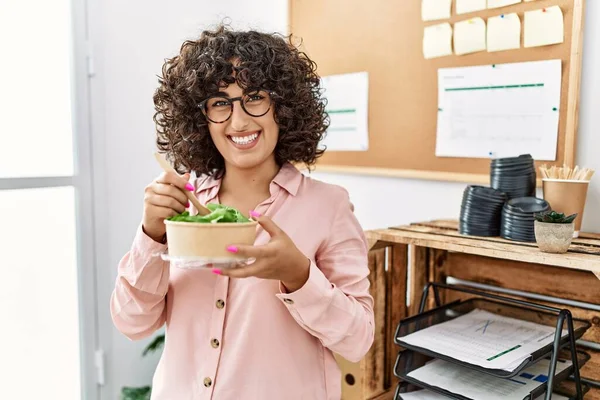 Junge Geschäftsfrau Aus Dem Nahen Osten Lächelt Glücklich Beim Salatessen — Stockfoto