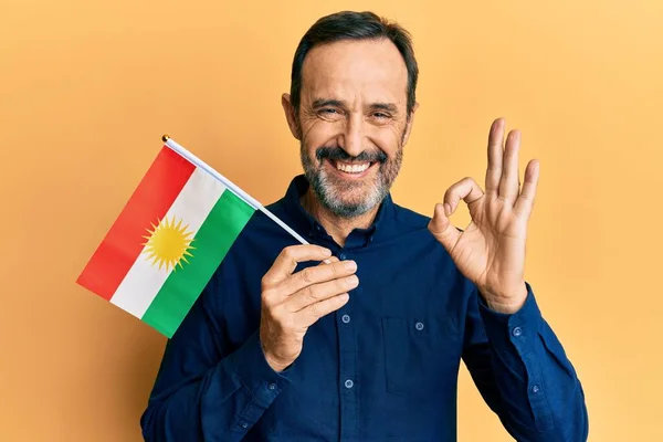 Hispanischer Mann Mittleren Alters Hält Pakistanische Flagge Der Hand Winkt — Stockfoto
