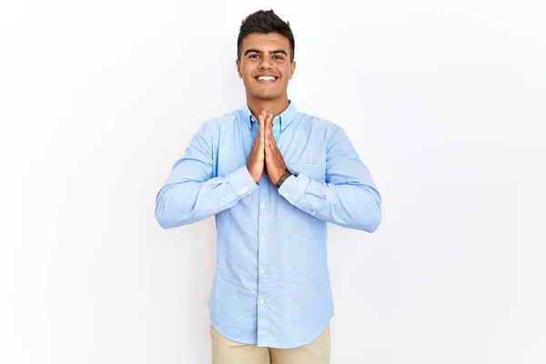 Jovem Hispânico Vestindo Camisa Negócios Sobre Fundo Isolado Orando Com — Fotografia de Stock