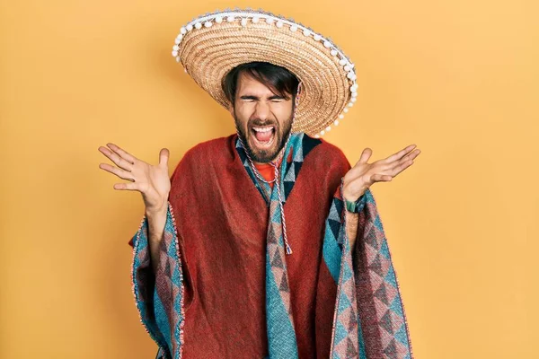 Fiatal Spanyol Férfi Kezében Mexikói Kalap Ünnepli Őrült Őrült Siker — Stock Fotó