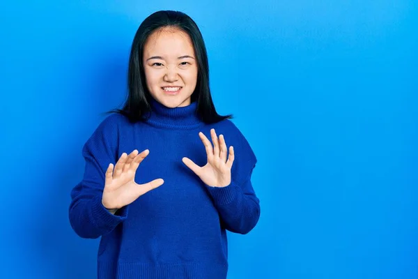 Ung Kinesisk Flicka Bär Tillfälliga Kläder Äcklad Uttryck Missnöjd Och — Stockfoto