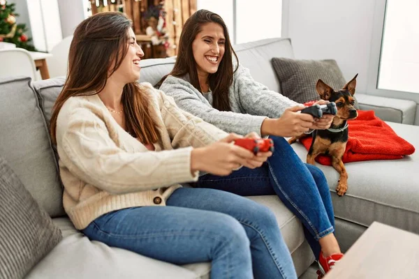 Twee Vrouwen Spelen Video Game Zitten Met Hond Door Kerstboom — Stockfoto