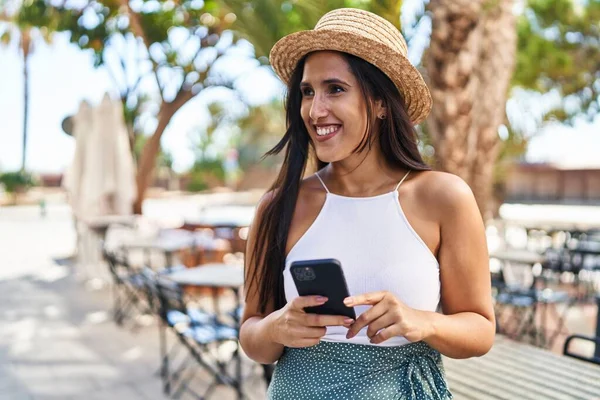 Νεαρή Ισπανόφωνη Γυναίκα Χαμογελά Αυτοπεποίθηση Χρησιμοποιώντας Smartphone Στο Δρόμο — Φωτογραφία Αρχείου