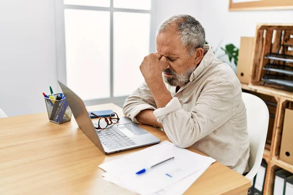 Senior Hombre Pelo Gris Estresado Trabajando Oficina — Foto de Stock