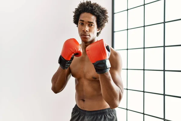 Young African American Man Boxing Gym — Stockfoto