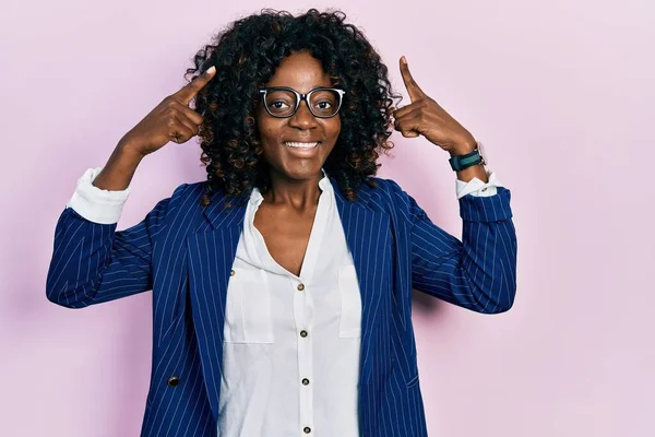 Молодая Африканская Американка Деловой Одежде Очках Улыбается Указывая Голову Пальцем — стоковое фото