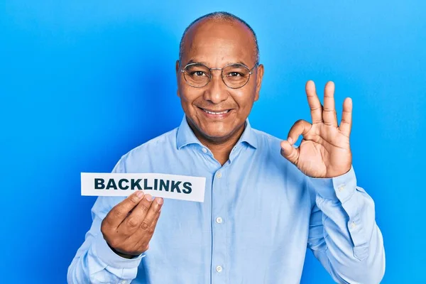 Uomo Latino Mezza Età Possesso Carta Con Backlinks Messaggio Facendo — Foto Stock