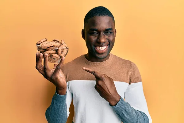 Joven Afroamericano Hombre Sosteniendo Tazón Con Galletas Chocolate Chips Sonriendo — Foto de Stock