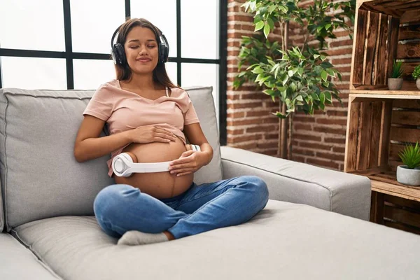 Jong Latin Vrouw Zwanger Luisteren Naar Muziek Zet Hoofdtelefoon Buik — Stockfoto