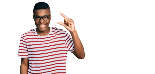 Mladý Afroameričan Neformálním Tričku Brýlích Úsměvem Sebejistotou Gestikuluje Rukou Malými — Stock fotografie