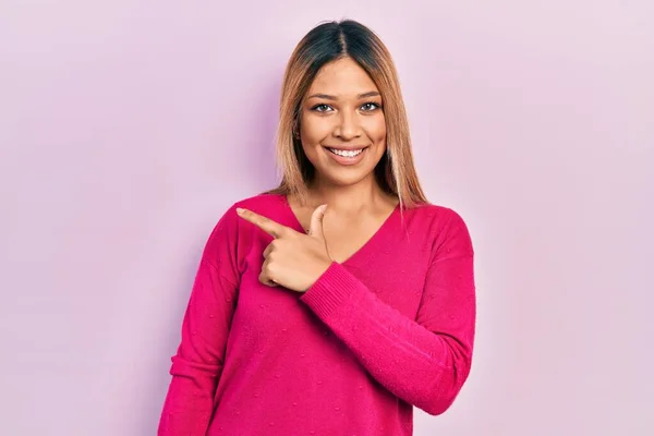 Beautiful Hispanic Woman Wearing Casual Pink Sweater Smiling Cheerful Pointing — Zdjęcie stockowe