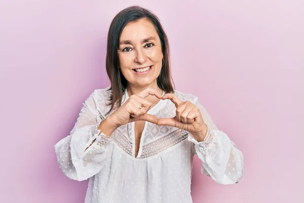 Mujer Hispana Mediana Edad Vistiendo Ropa Casual Sonriendo Amor Haciendo — Foto de Stock