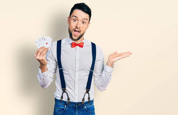 Homem Hispânico Com Barba Segurando Cartas Poker Celebrando Realização Com — Fotografia de Stock