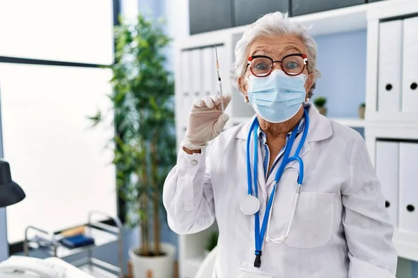 Donna Anziana Con Capelli Grigi Indossa Uniforme Medico Maschera Medica — Foto Stock
