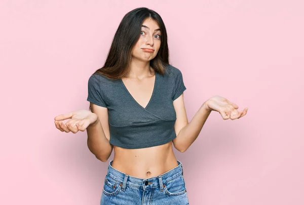 Junge Schöne Teenie Mädchen Tragen Lässige Crop Top Shirt Ahnungslos — Stockfoto