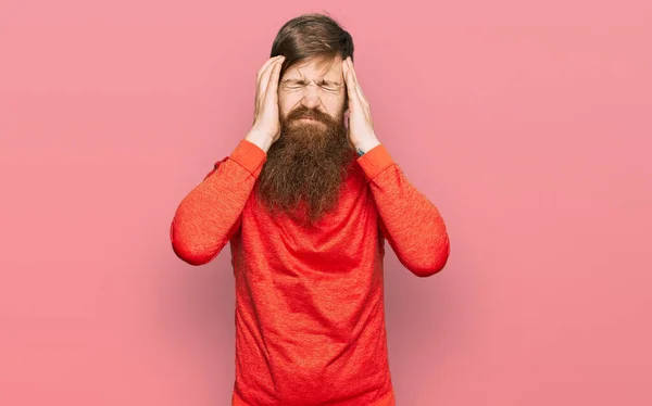 Homem Ruivo Com Barba Longa Vestindo Roupas Casuais Sofrendo Dor — Fotografia de Stock