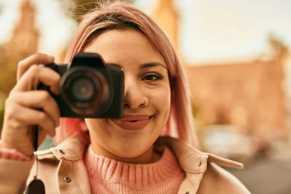 Молодая Латиноамериканка Улыбается Счастливой Используя Рефлекторную Камеру Городе — стоковое фото