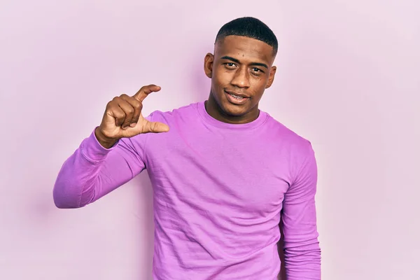 Young Black Man Wearing Casual Pink Sweater Smiling Confident Gesturing — ストック写真